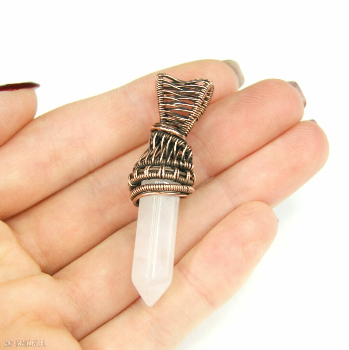 Ręcznie robiony wisiorek z różowym kwarcem - wire wrapping na prezent