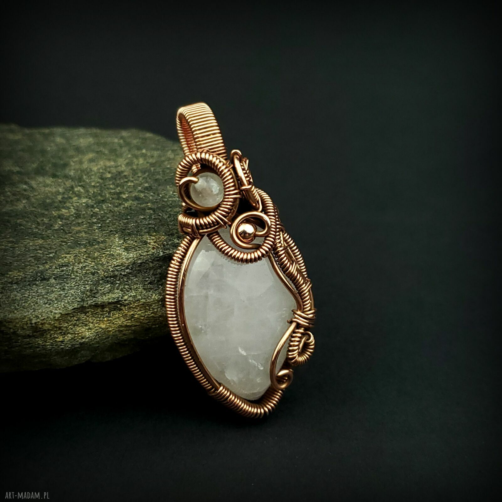 Wisiorek z różowym kwarcem w technice wire wrapping