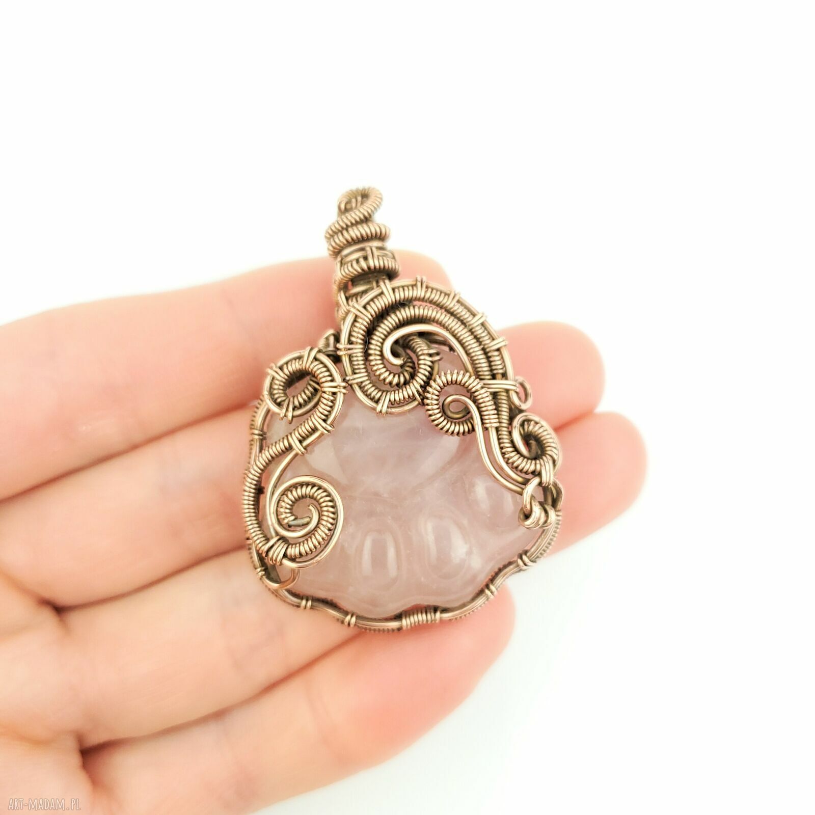 Wisiorek z różowym kwarcem w kształcie łapki - wire wrapping z oksydowanej miedzi
