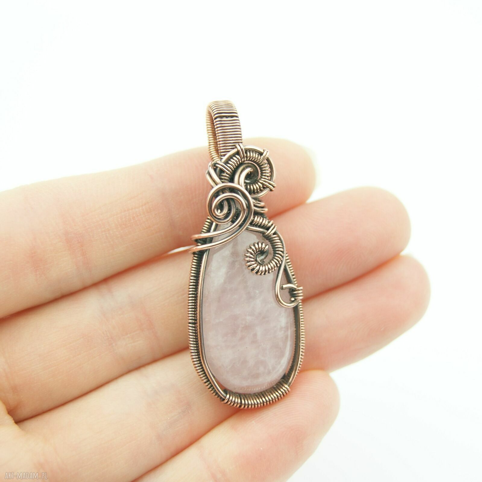 Wisiorek z różowym kwarcem w technice wire wrapping - miedziany handmade