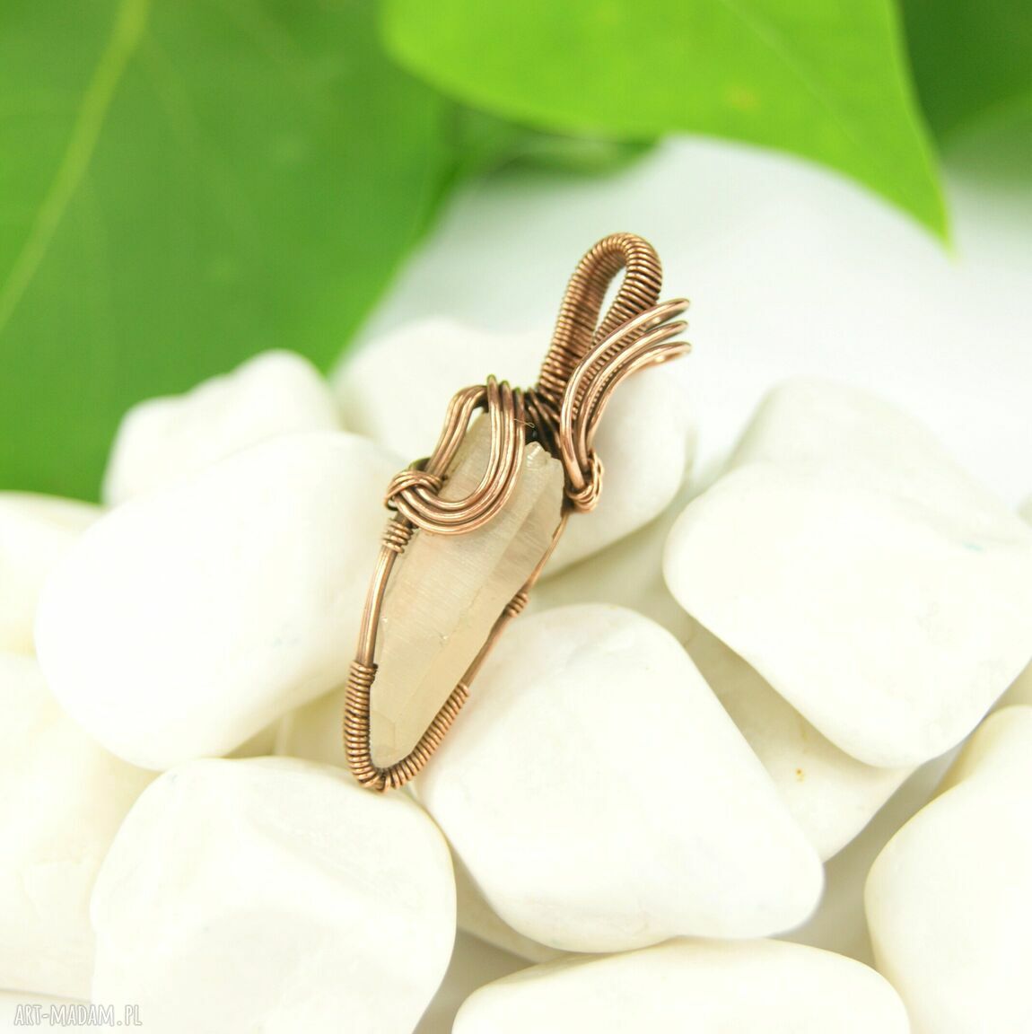 Wisiorek z surowym kryształem górskim - wire wrapping z miedzi