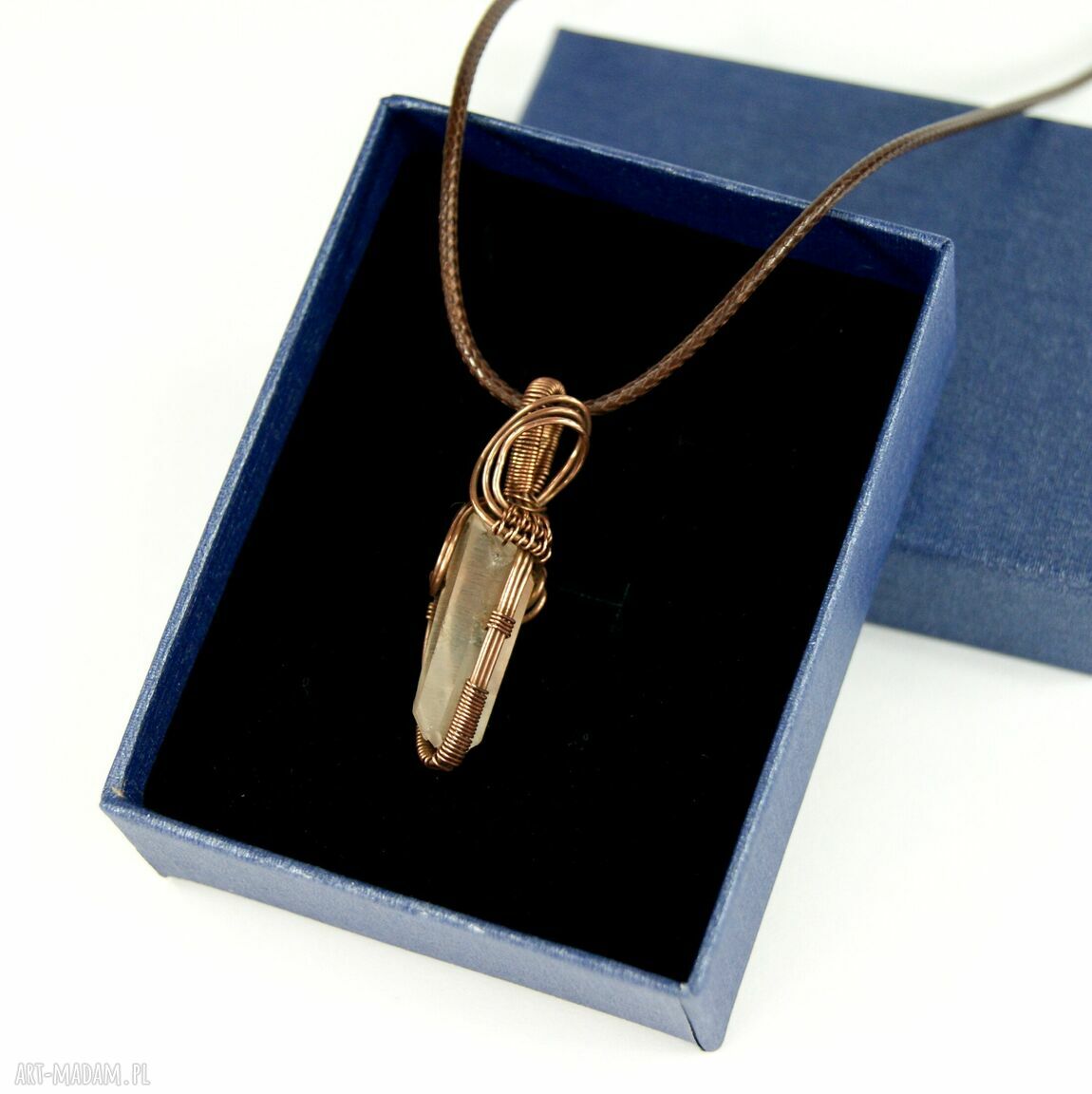 Wisiorek z surowym kryształem górskim - wire wrapping z miedzi