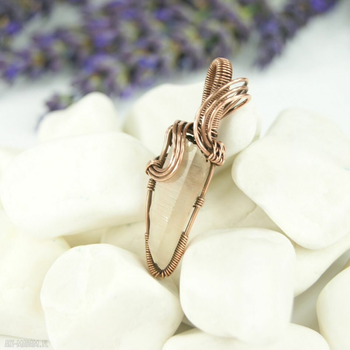 Wisiorek z surowym kryształem górskim - wire wrapping z miedzi
