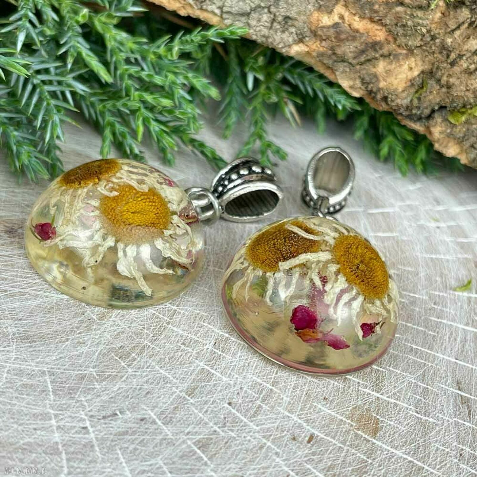 Delikatny wisiorek z suszonym rumiankiem z1681 - Herbarium Jewelry