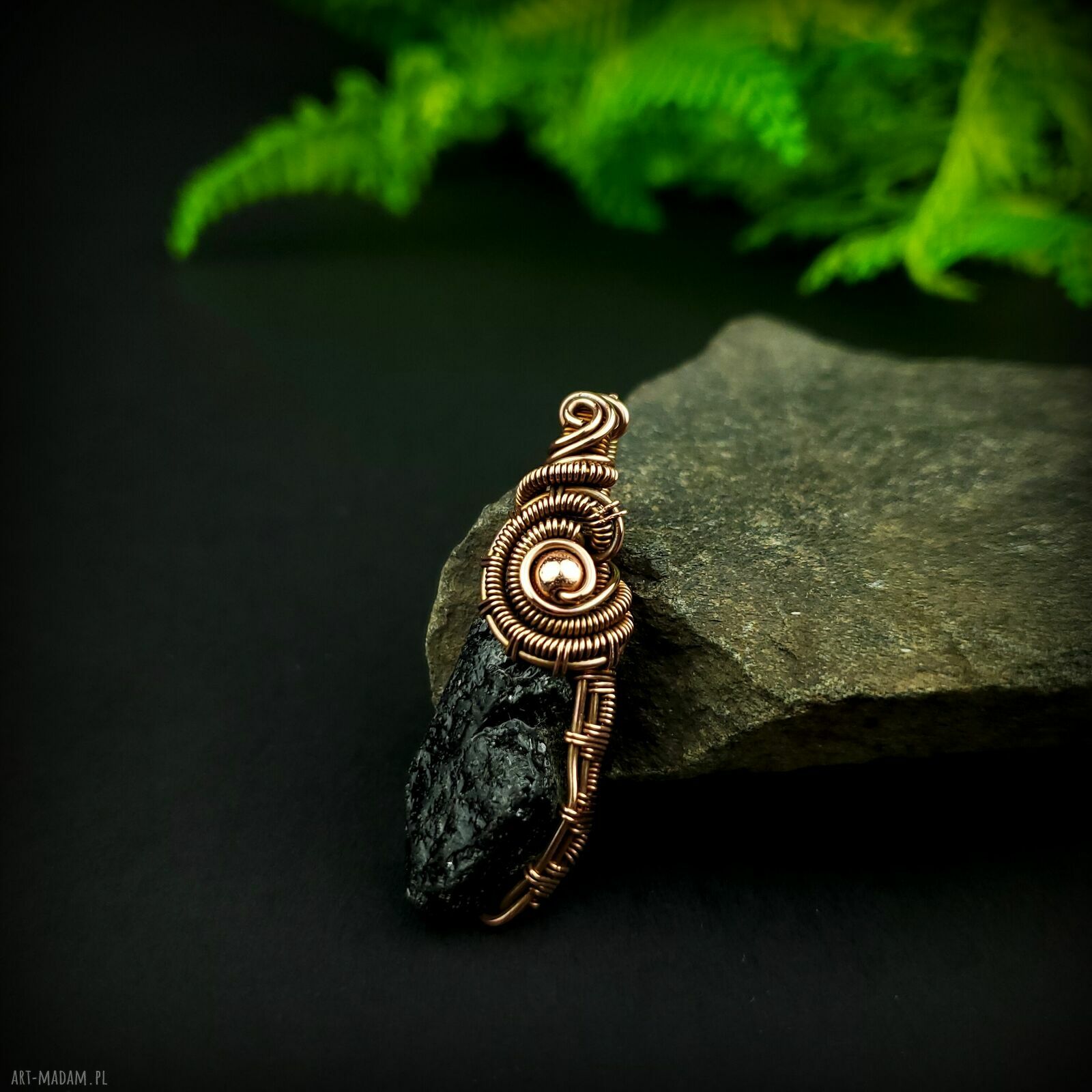 Wisiorek z turmalinem - ręcznie robiony wire wrapping z miedzią i hematytem