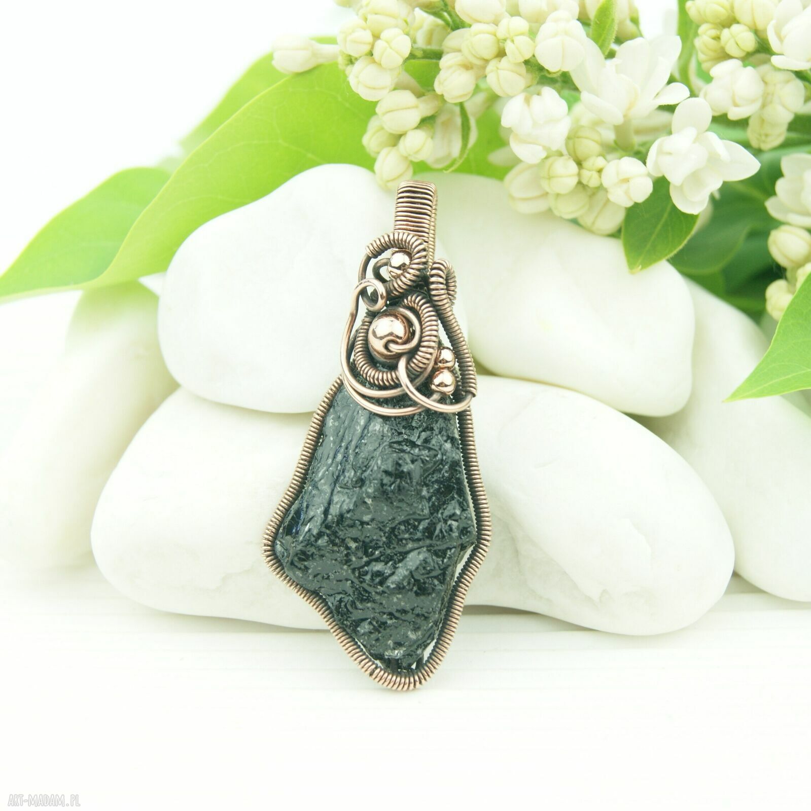 Miedziany wisiorek z turmalinem w technice wire wrapping