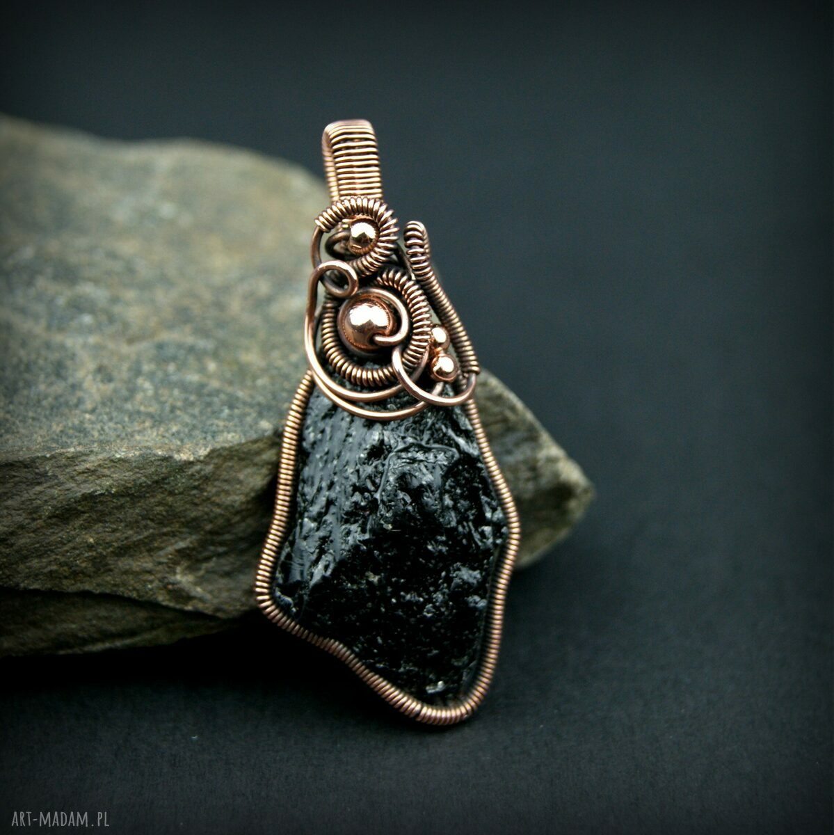 Miedziany wisiorek z turmalinem w technice wire wrapping
