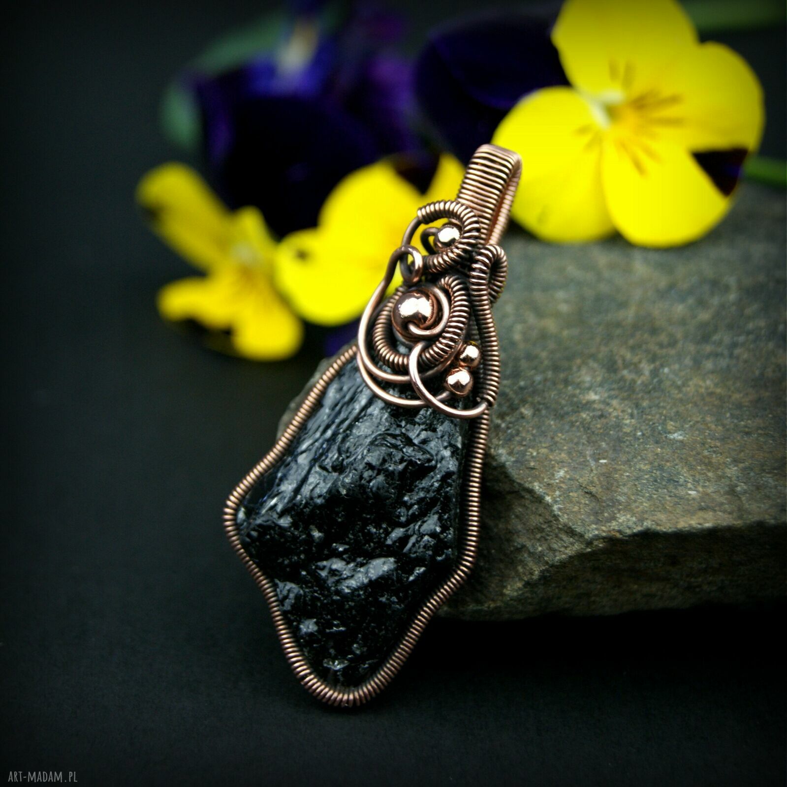 Miedziany wisiorek z turmalinem w technice wire wrapping