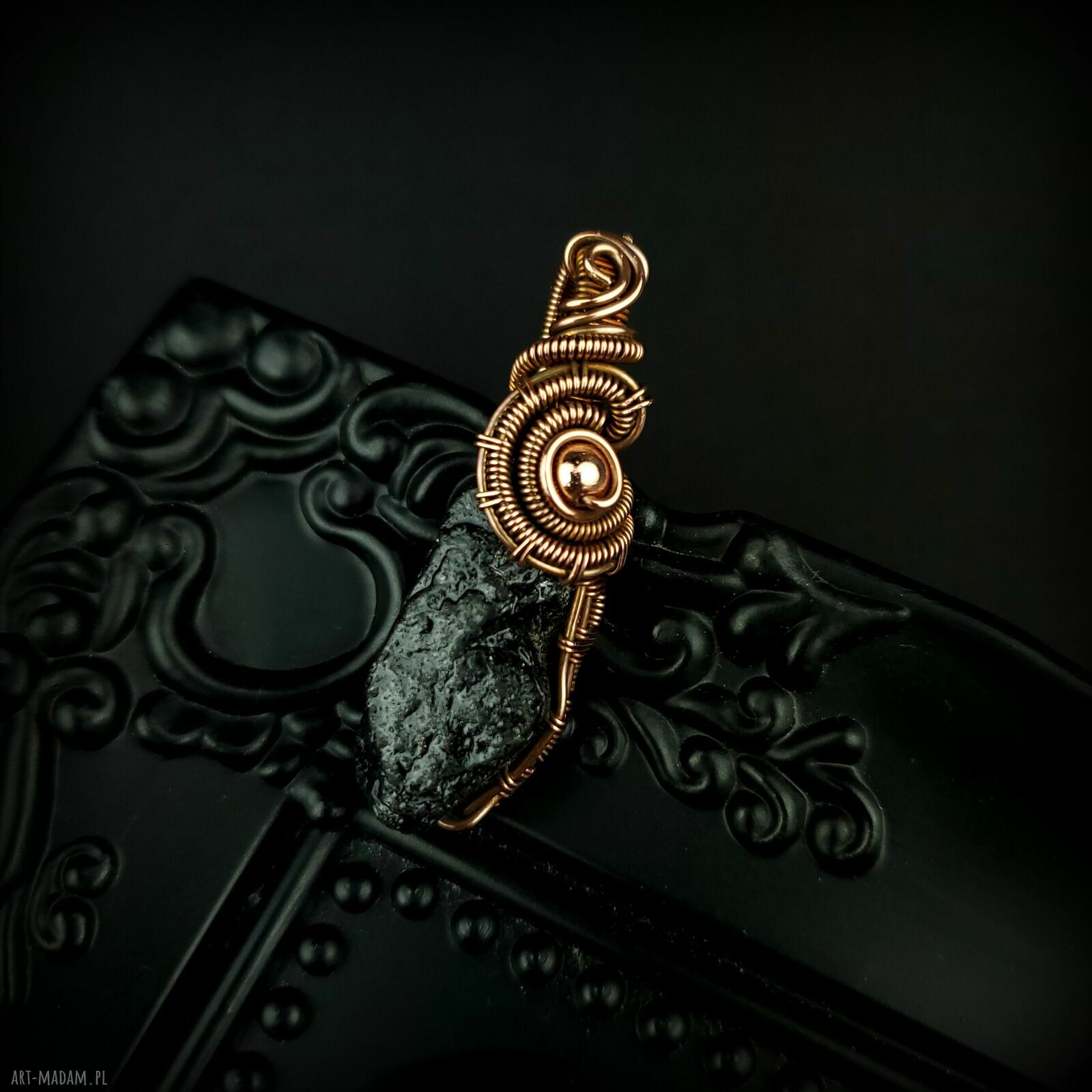 Wisiorek z turmalinem - ręcznie robiony wire wrapping z miedzią i hematytem