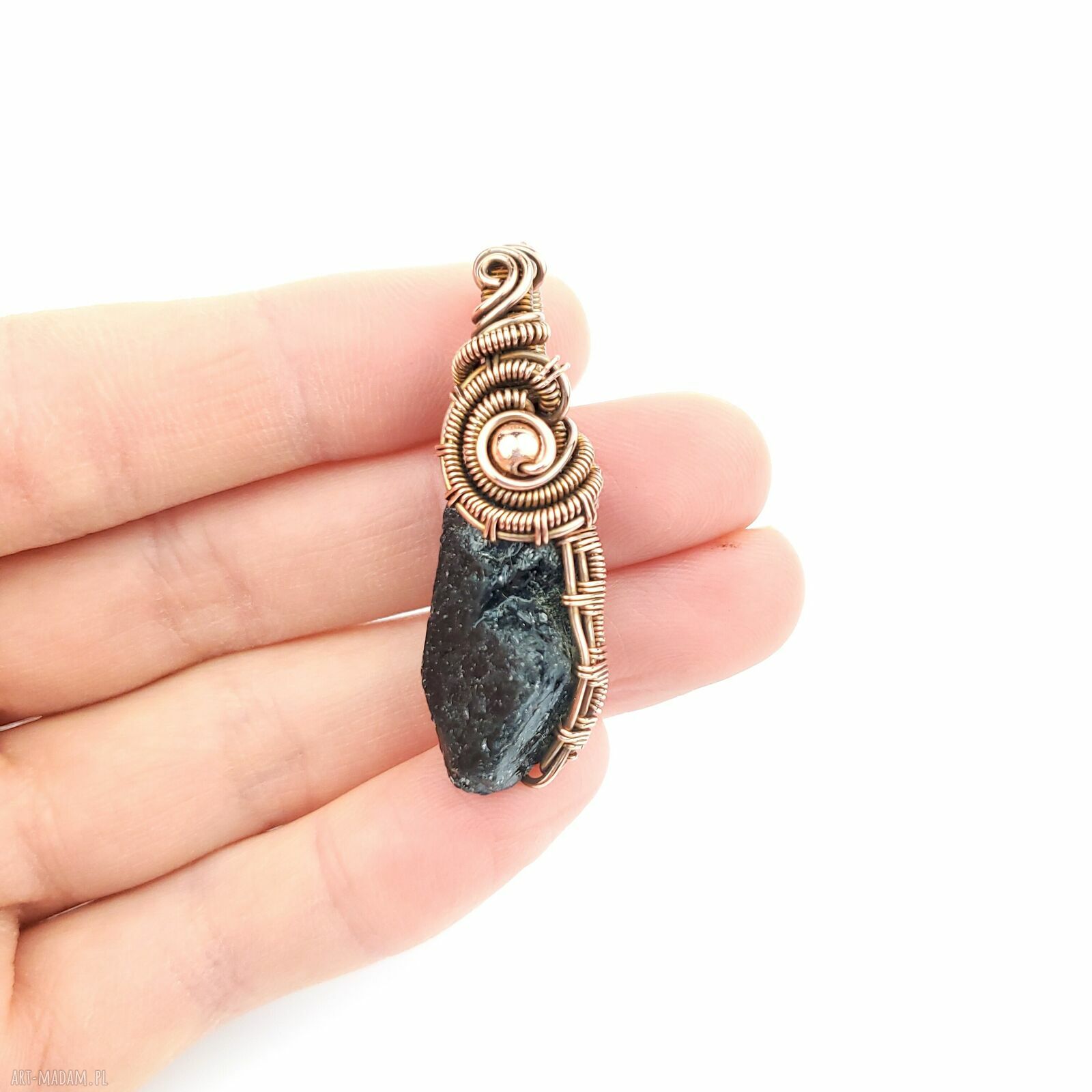 Wisiorek z turmalinem - ręcznie robiony wire wrapping z miedzią i hematytem