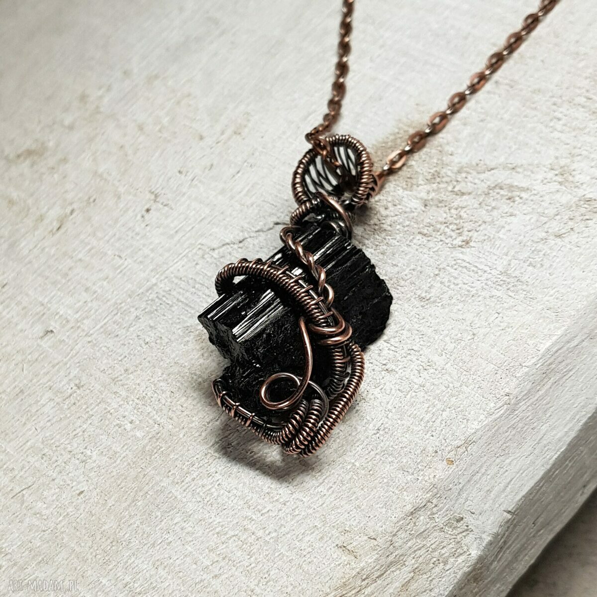 Magiczny wisiorek z czarnym turmalinem - ręcznie robiony wire-wrapping z miedzi