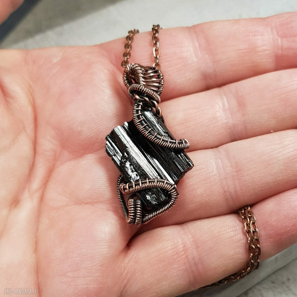 Magiczny wisiorek z czarnym turmalinem - ręcznie robiony wire-wrapping z miedzi