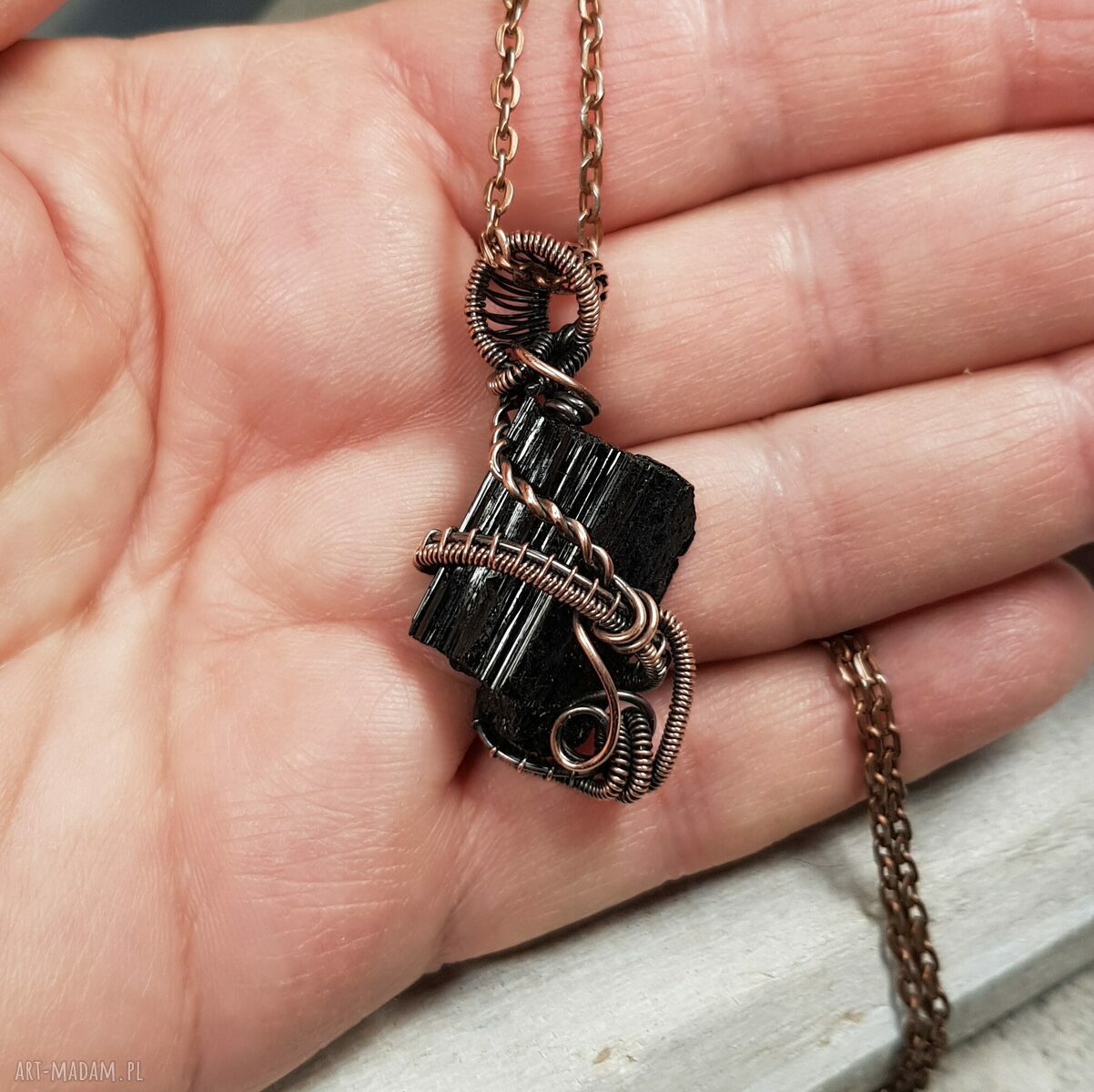 Magiczny wisiorek z czarnym turmalinem - ręcznie robiony wire-wrapping z miedzi