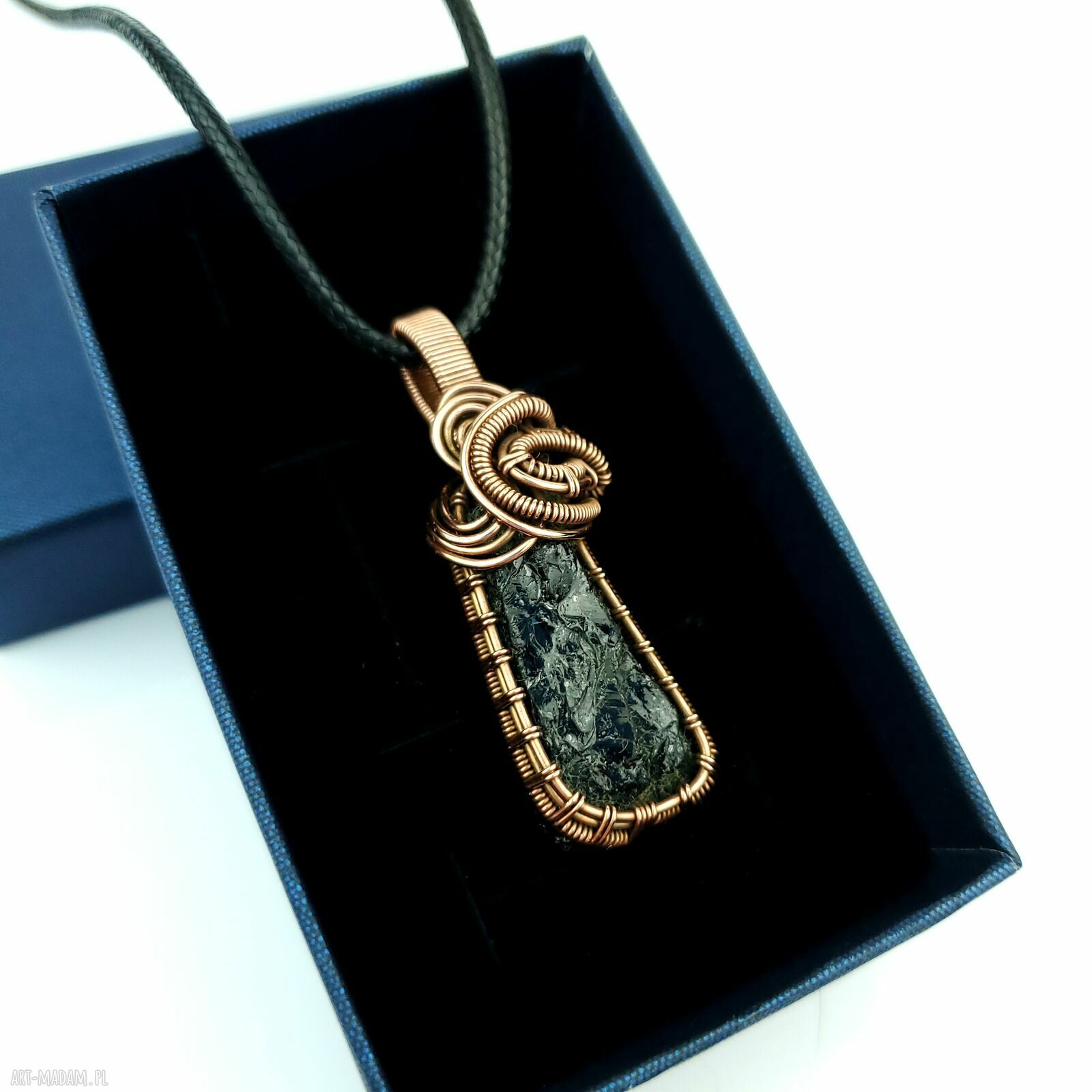 Wisiorek z turmalinem - wire wrapping z miedzi