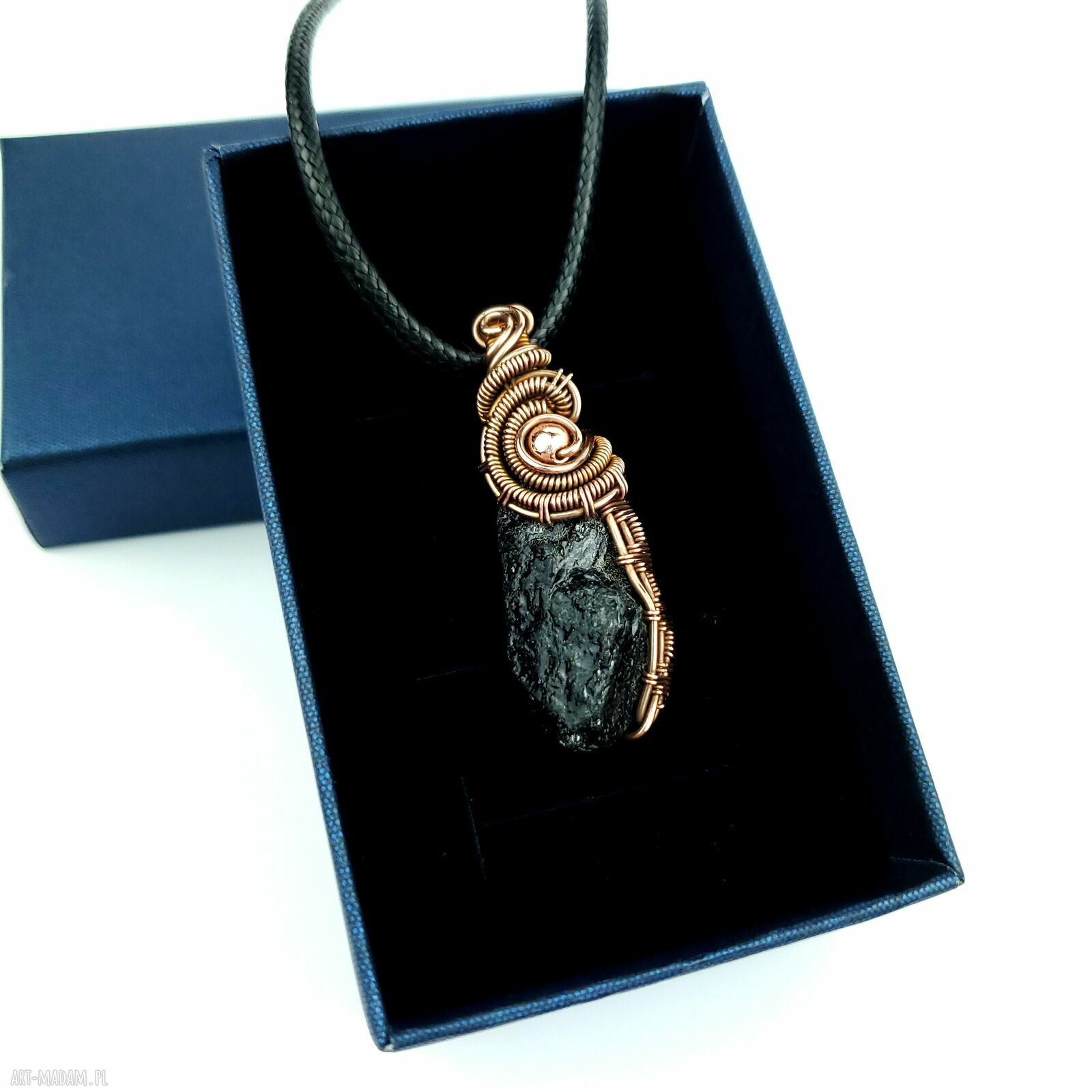 Wisiorek z turmalinem - ręcznie robiony wire wrapping z miedzią i hematytem