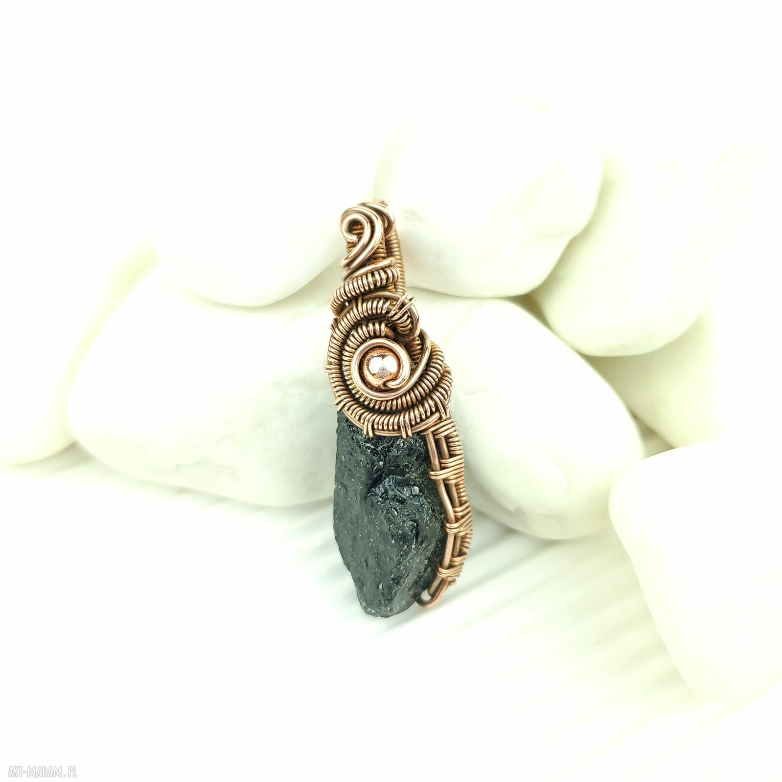 Wisiorek z turmalinem - ręcznie robiony wire wrapping z miedzią i hematytem