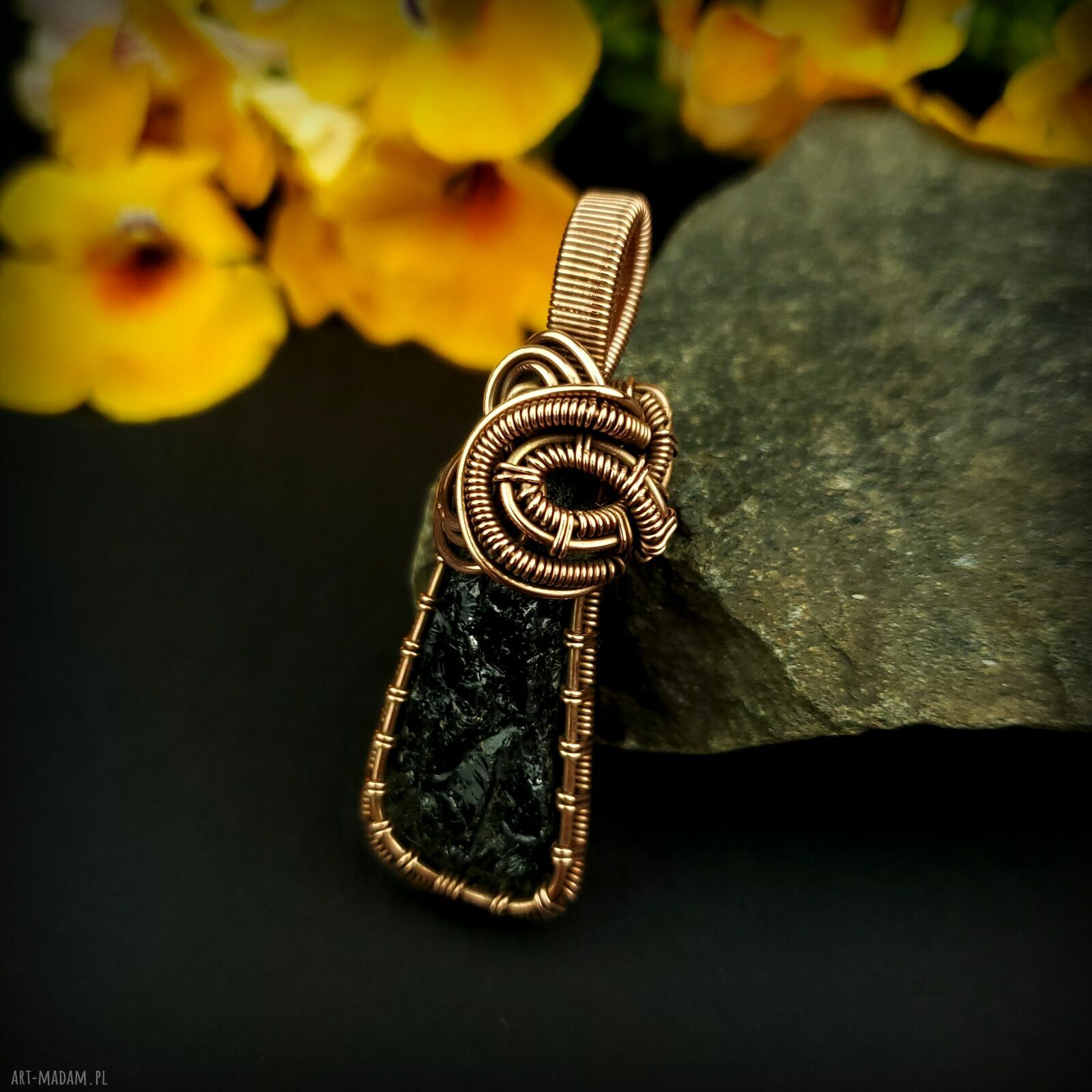 Wisiorek z turmalinem - wire wrapping z miedzi