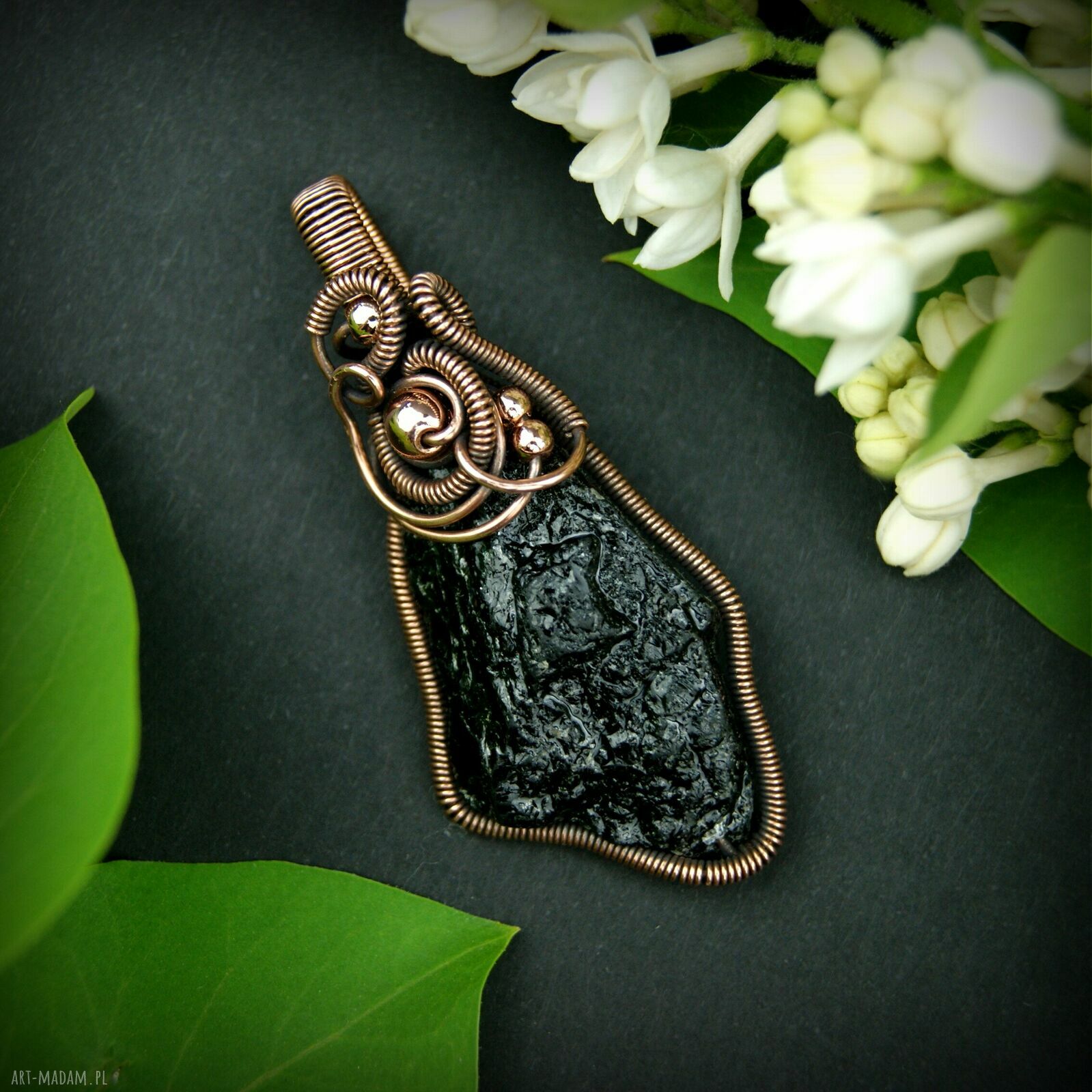 Miedziany wisiorek z turmalinem w technice wire wrapping
