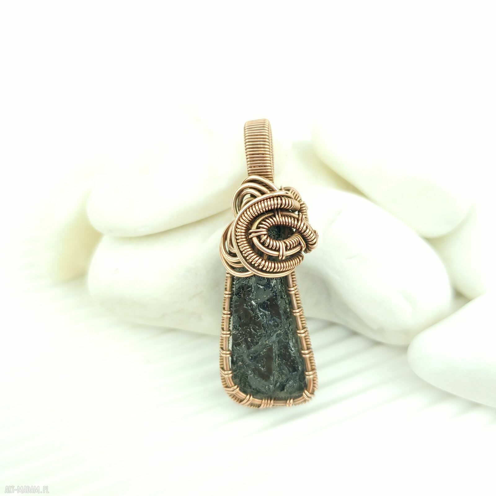 Wisiorek z turmalinem - wire wrapping z miedzi