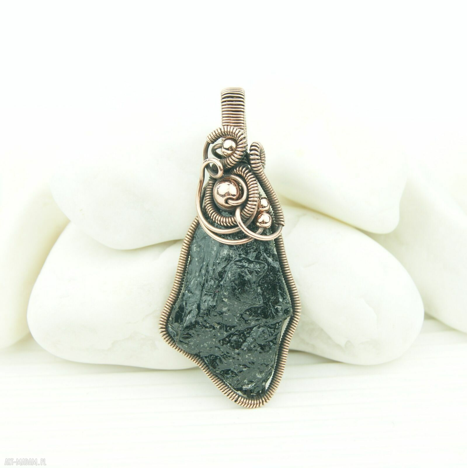 Miedziany wisiorek z turmalinem w technice wire wrapping