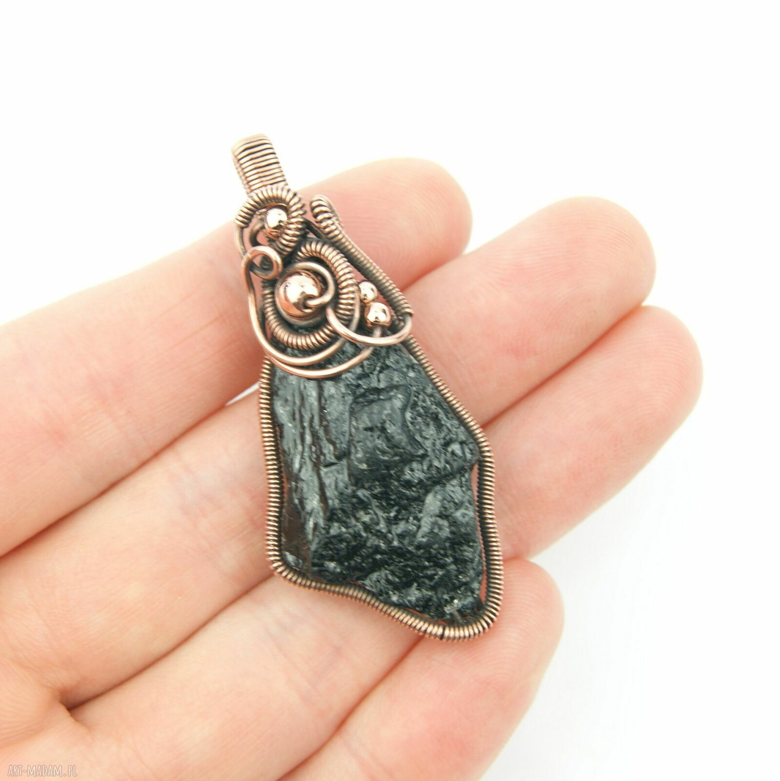 Miedziany wisiorek z turmalinem w technice wire wrapping