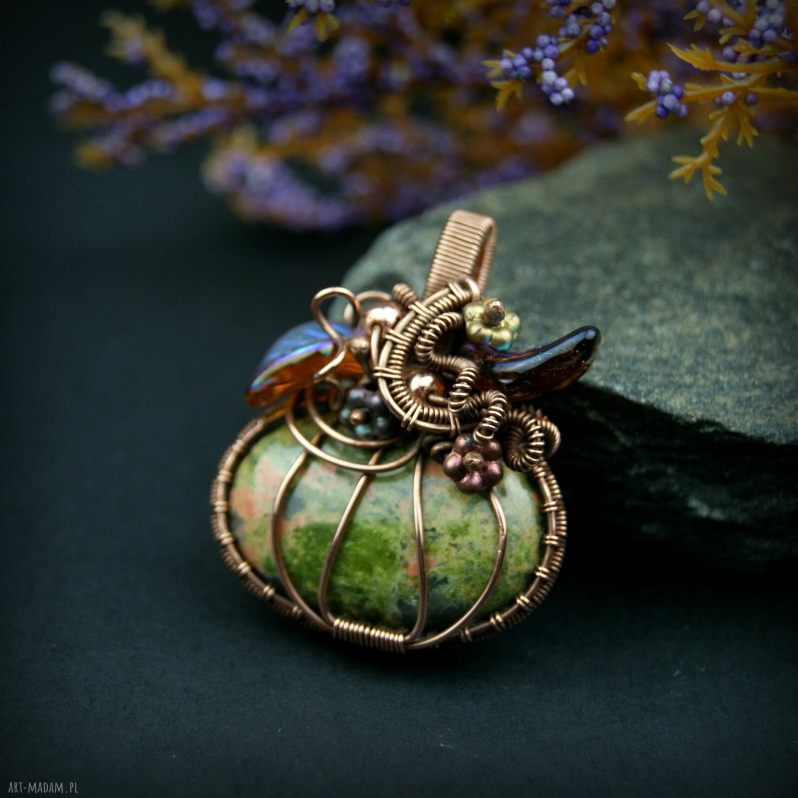 Wisiorek z unakitem w kształcie dyni - jesienna biżuteria handmade