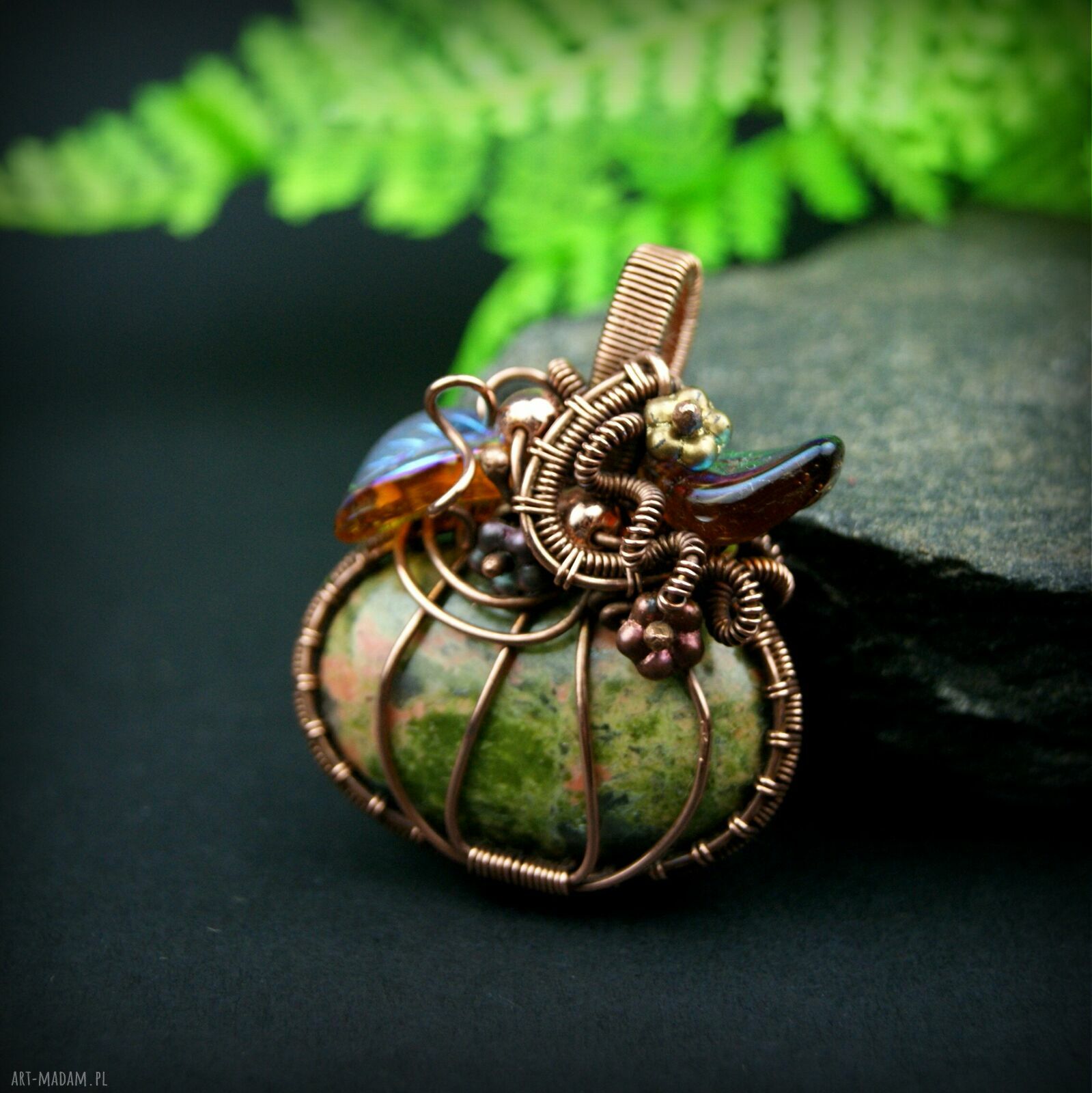 Wisiorek z unakitem w kształcie dyni - jesienna biżuteria handmade