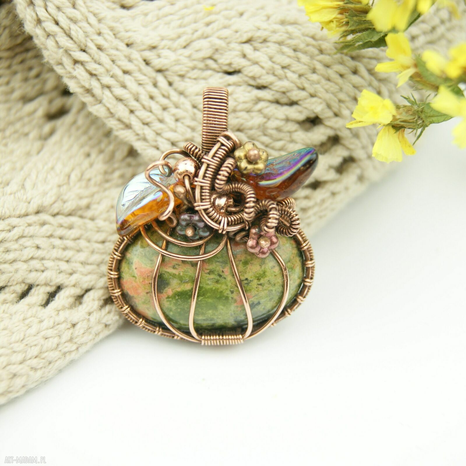 Wisiorek z unakitem w kształcie dyni - jesienna biżuteria handmade