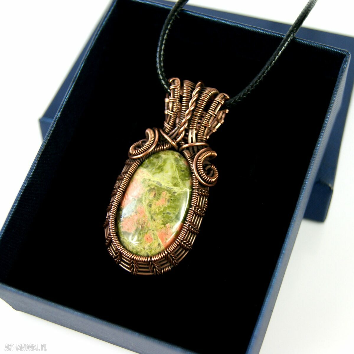 Wisiorek z unakitem w technice wire wrapping - miedziany, handmade
