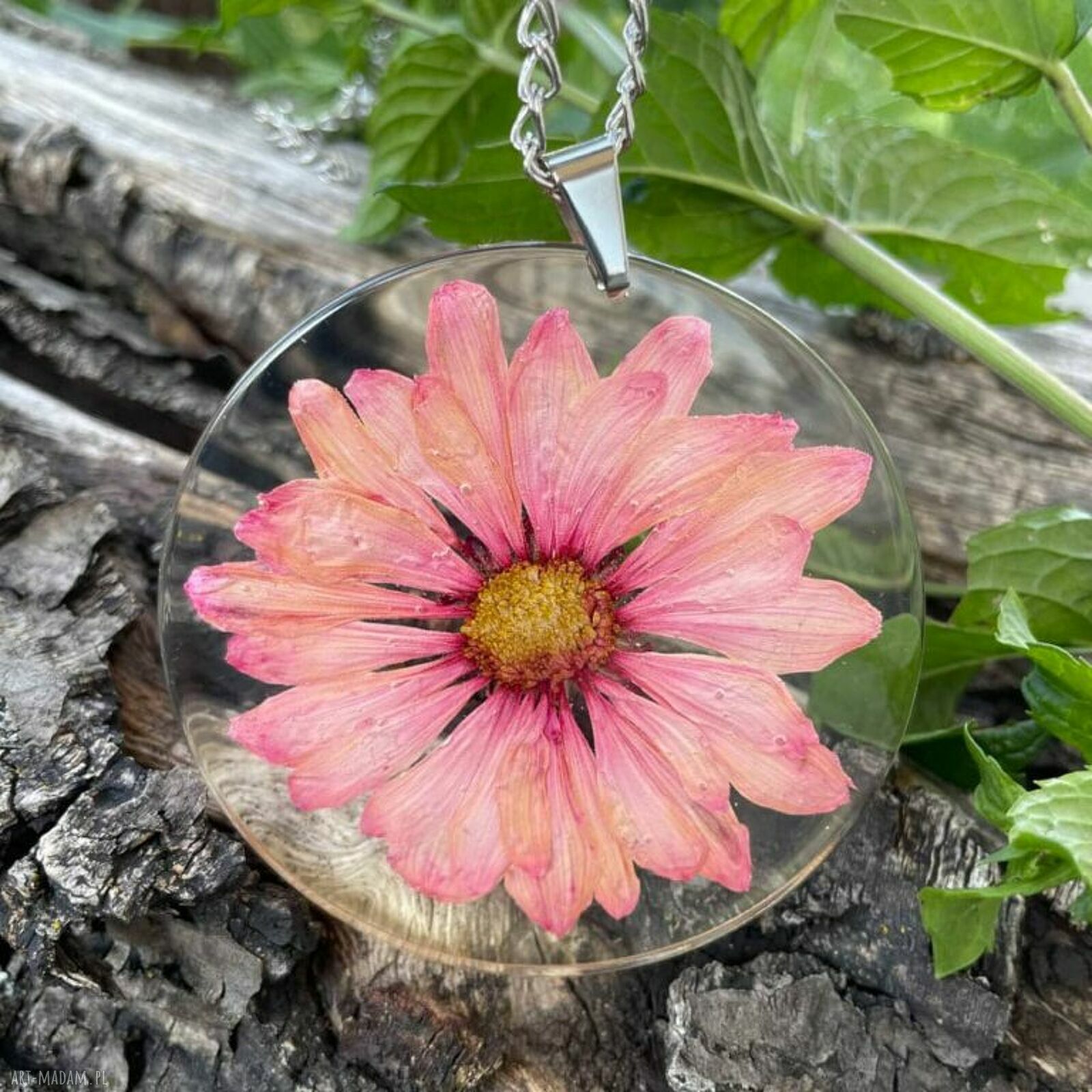Wisiorek z wiosennym kwiatem z żywicy - handmade z168 -7