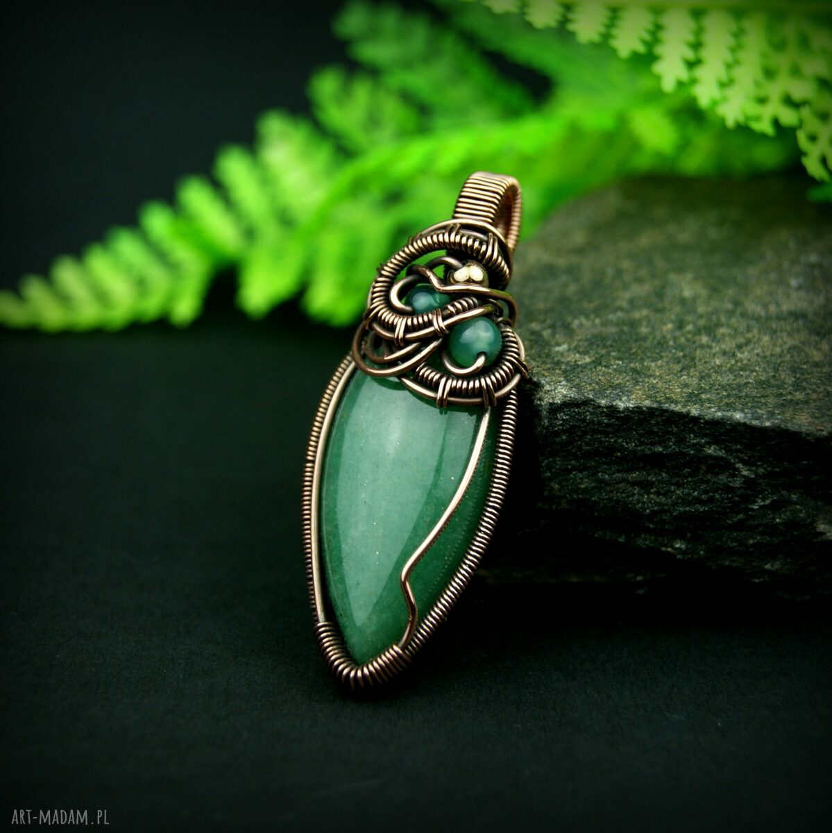 Wisiorek z zielonym agatem wire wrapping - rękodzieło