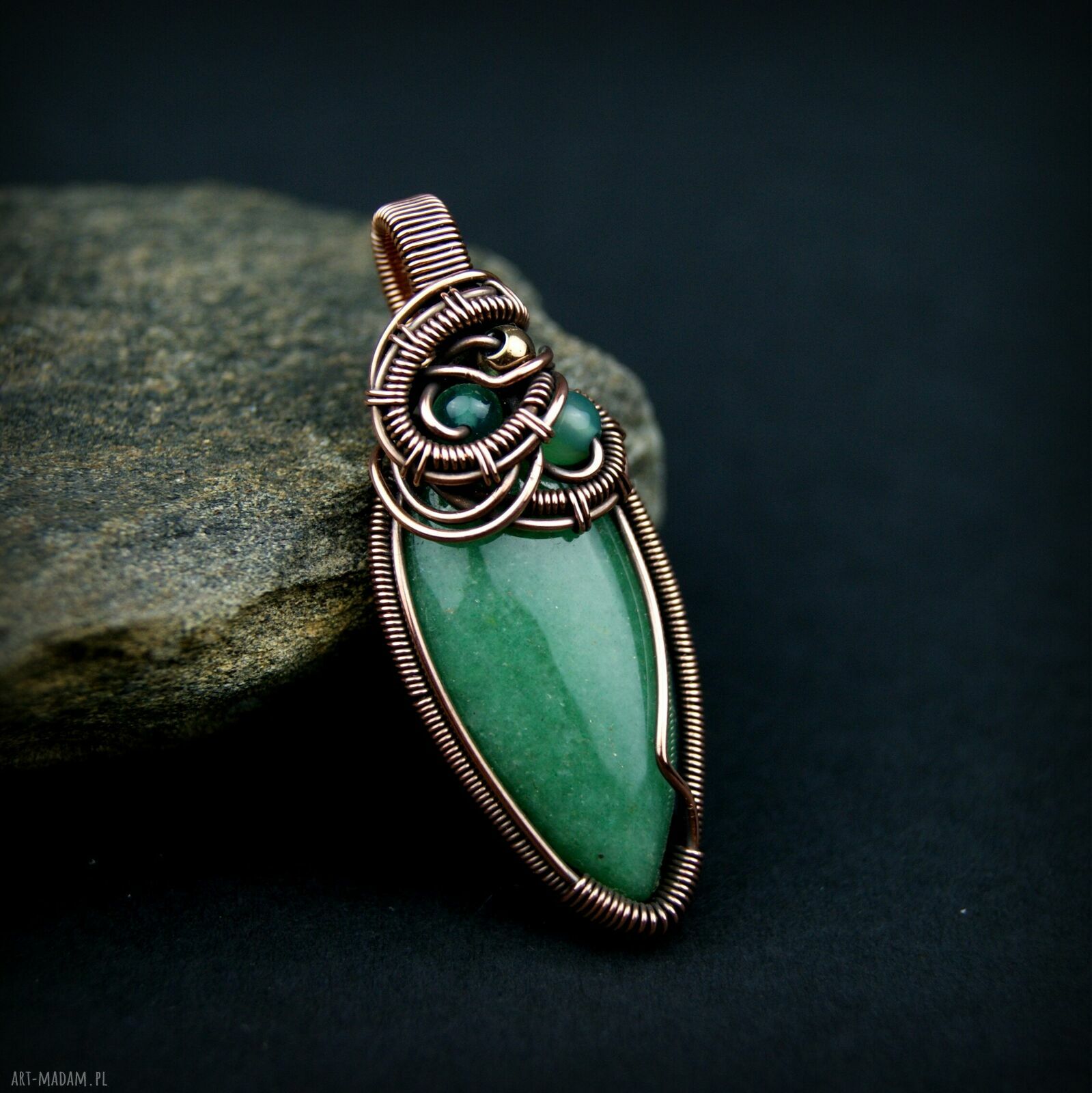 Wisiorek z zielonym agatem wire wrapping - rękodzieło