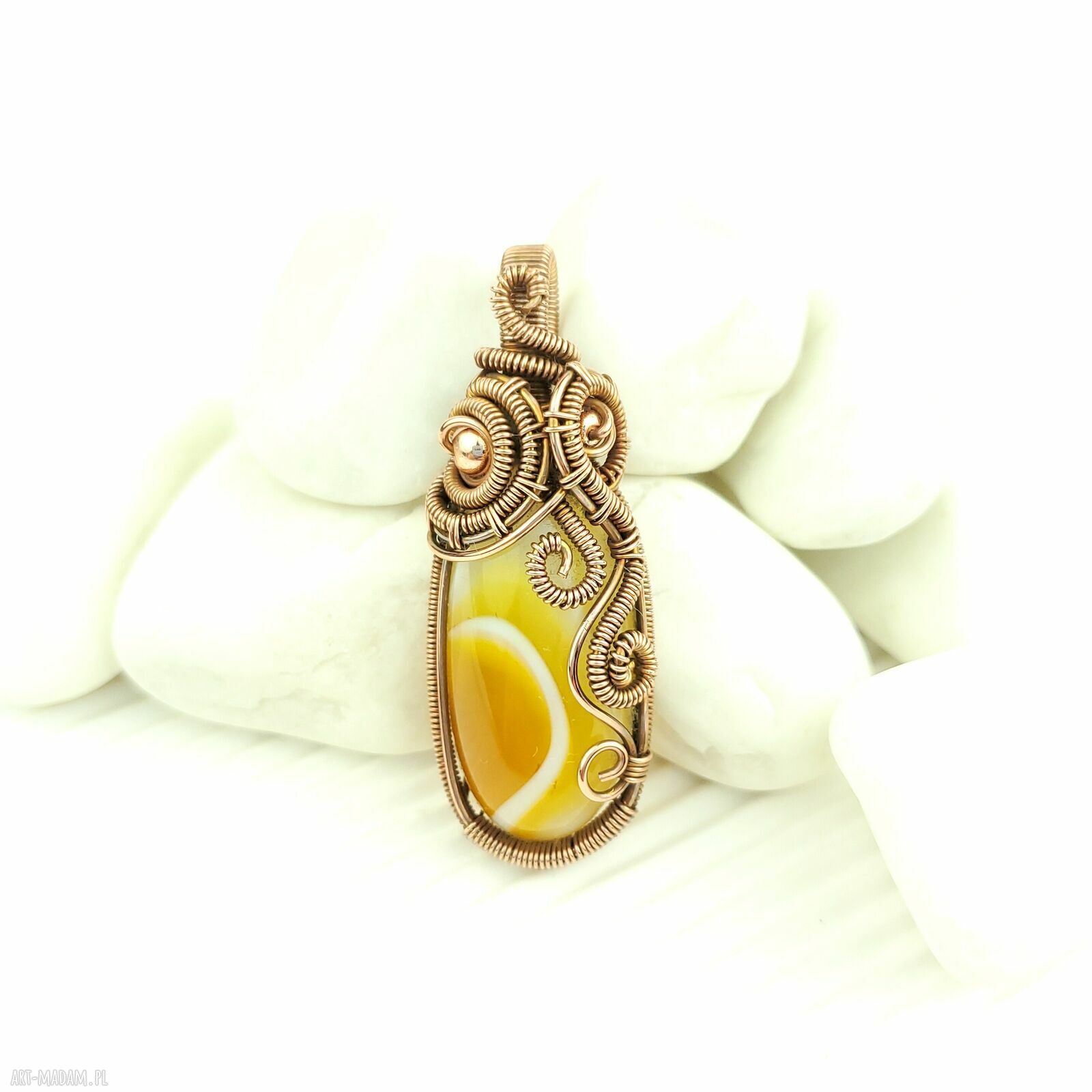 Wisiorek z żółtym agatem wire wrapping - ciepła energia w Twoim stylu