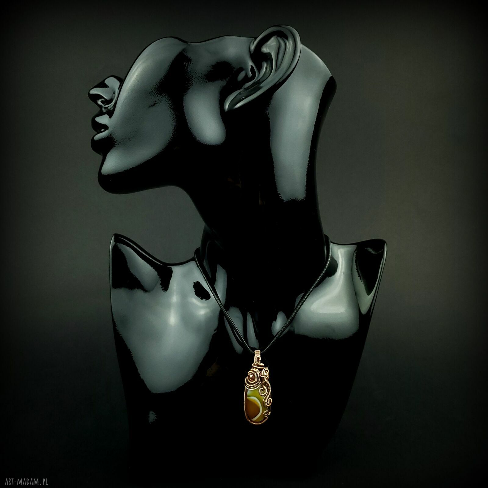 Wisiorek z żółtym agatem wire wrapping - ciepła energia w Twoim stylu