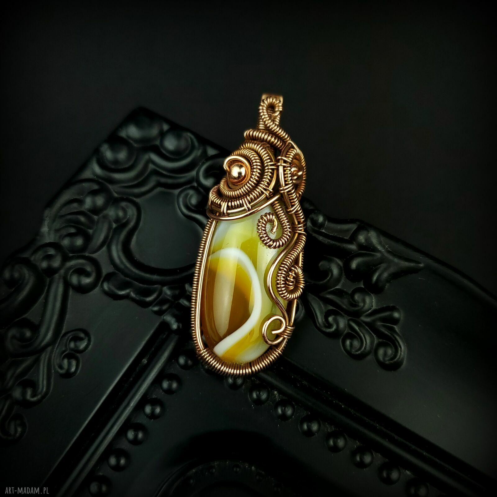 Wisiorek z żółtym agatem wire wrapping - ciepła energia w Twoim stylu