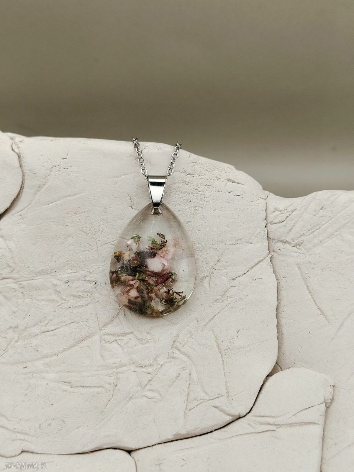 Wisiorek z żywicy z zatopionymi suszonymi kwiatami - romantyczna biżuteria handmade