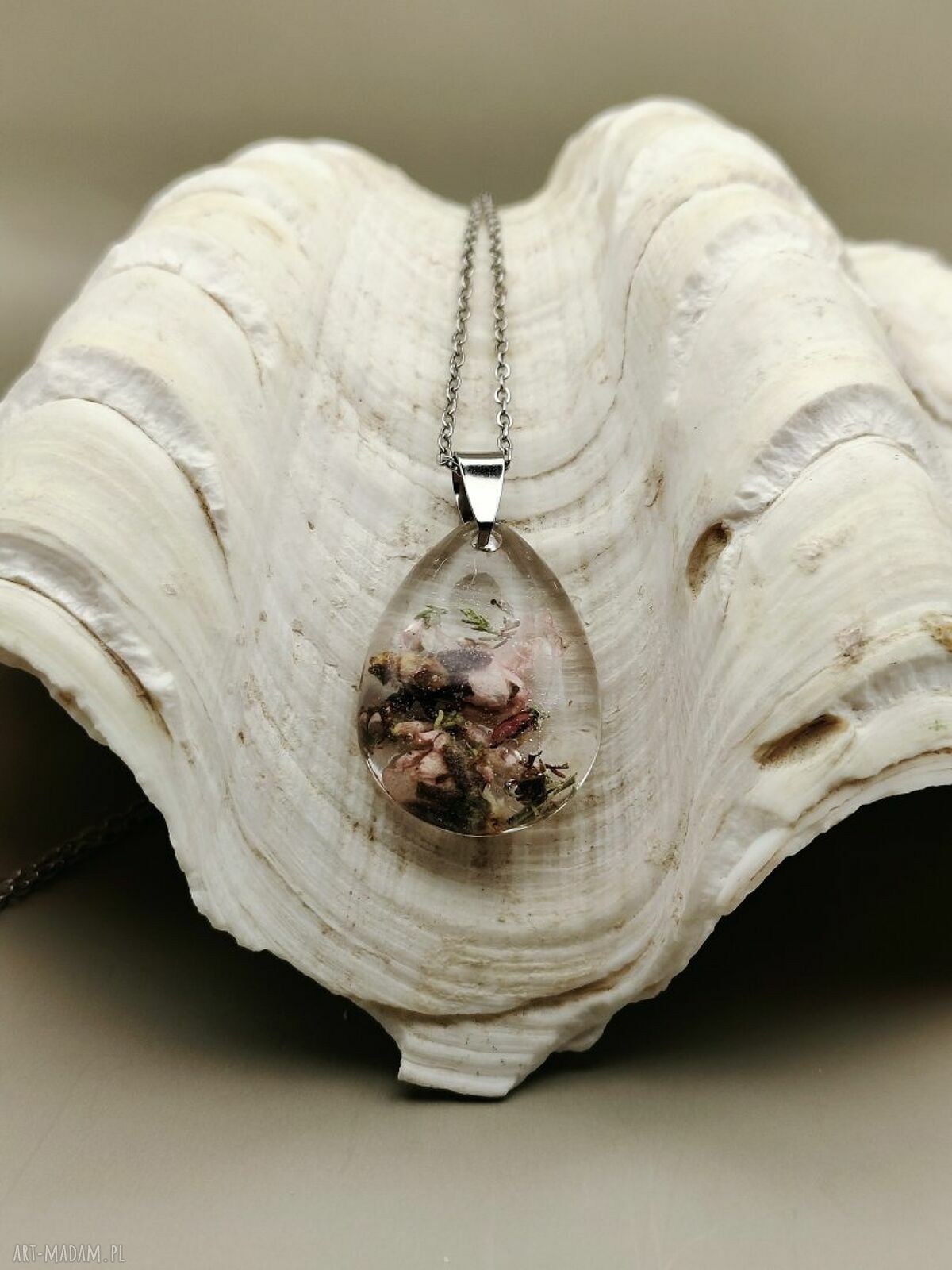 Wisiorek z żywicy z zatopionymi suszonymi kwiatami - romantyczna biżuteria handmade