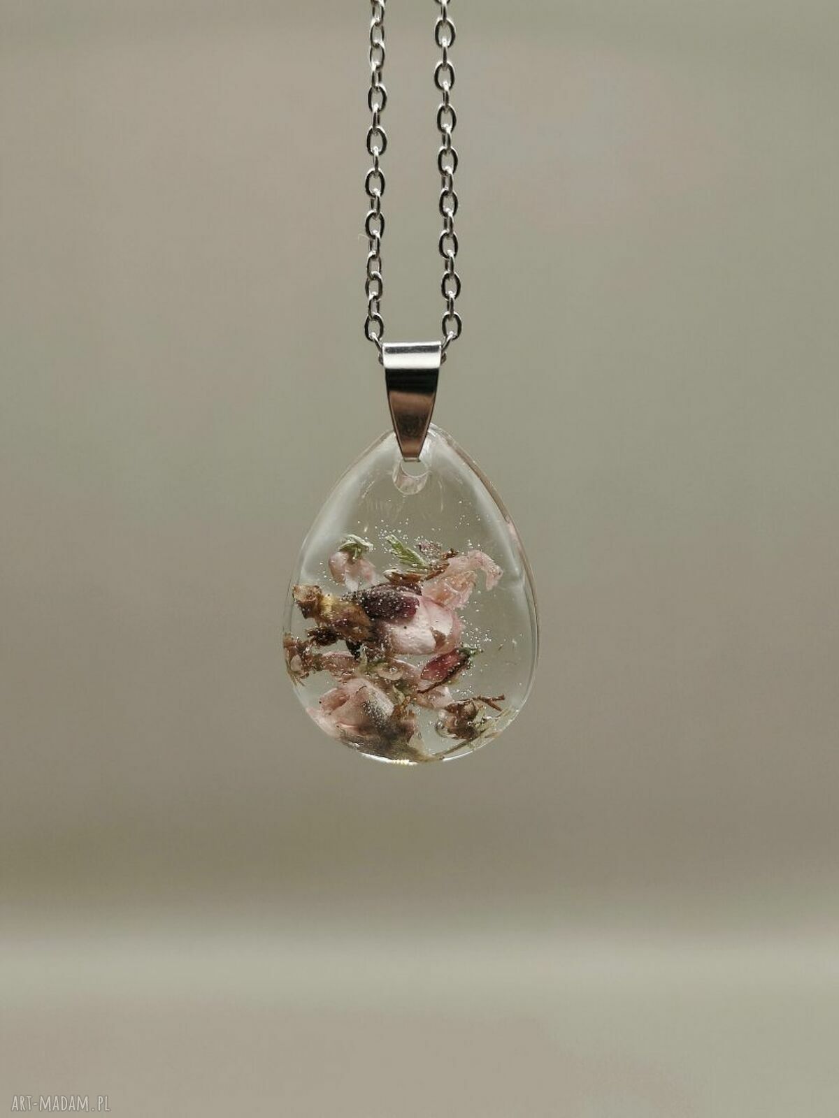 Wisiorek z żywicy z zatopionymi suszonymi kwiatami - romantyczna biżuteria handmade
