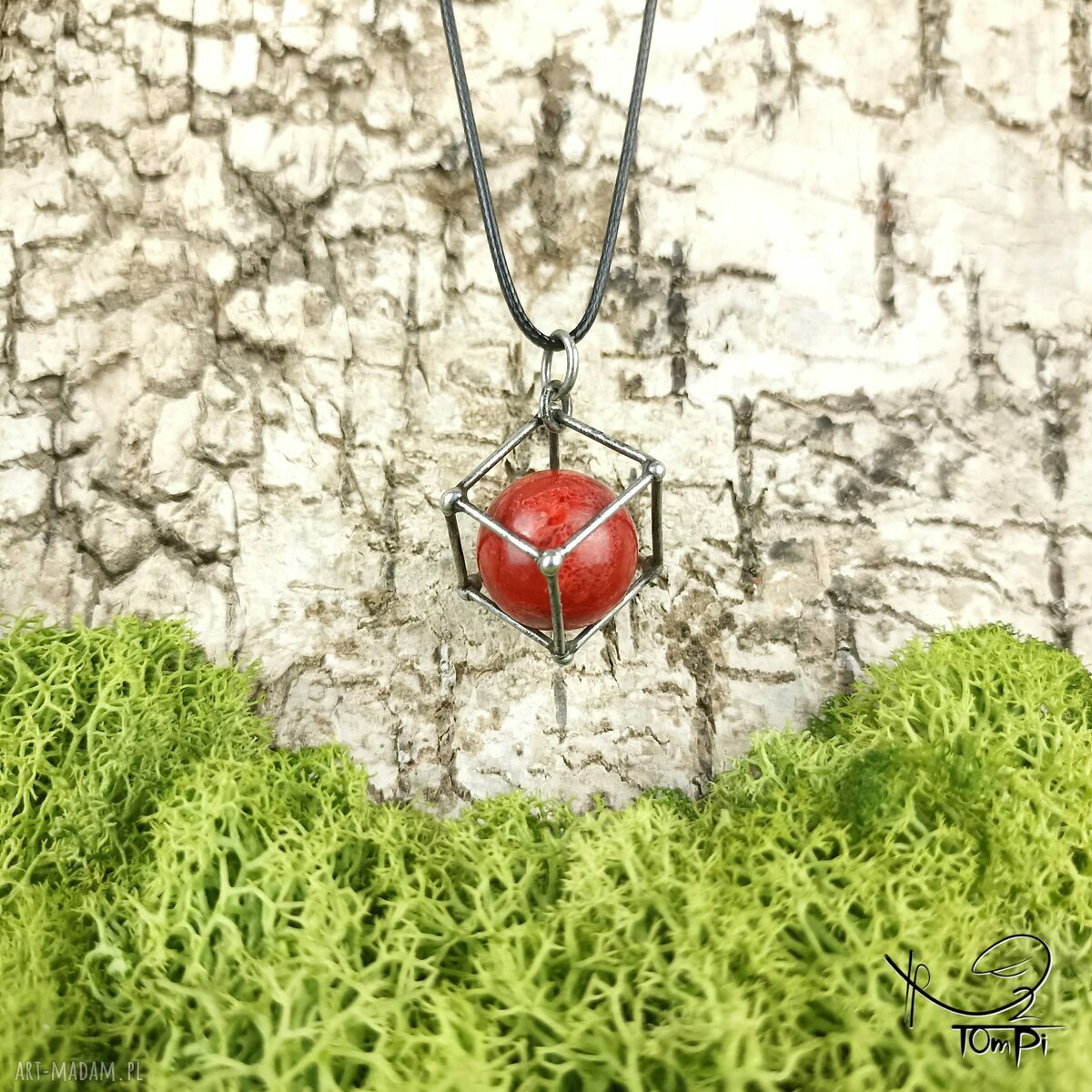 Wisiorek z kamykiem w sześcianie - czerwona zawieszka handmade
