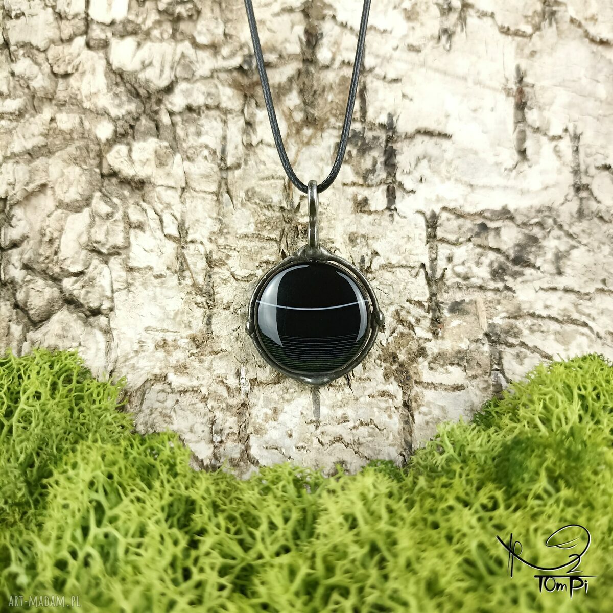 Czarna zawieszka kamyk koło - wisiorek handmade