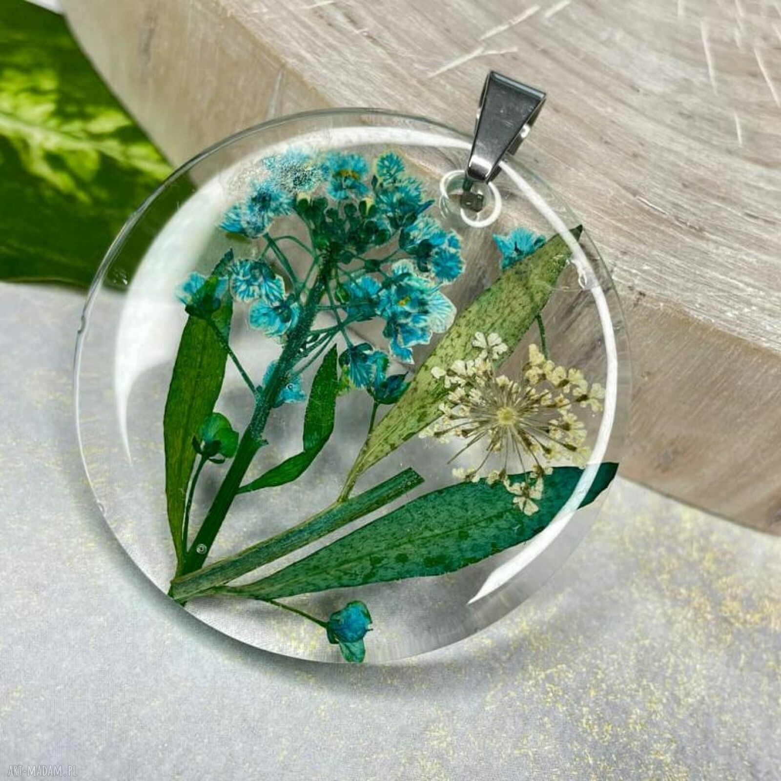 Botaniczny wisiorek ze smagliczką i dziką marchwią w żywicy