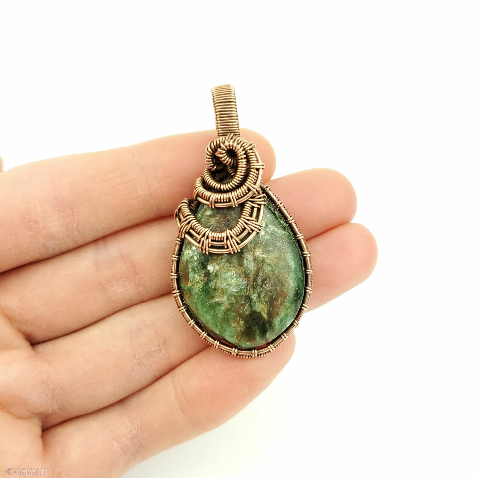 Wisiorek ze szmaragdem wire wrapping - spokój i piękno w miedzianej oprawie