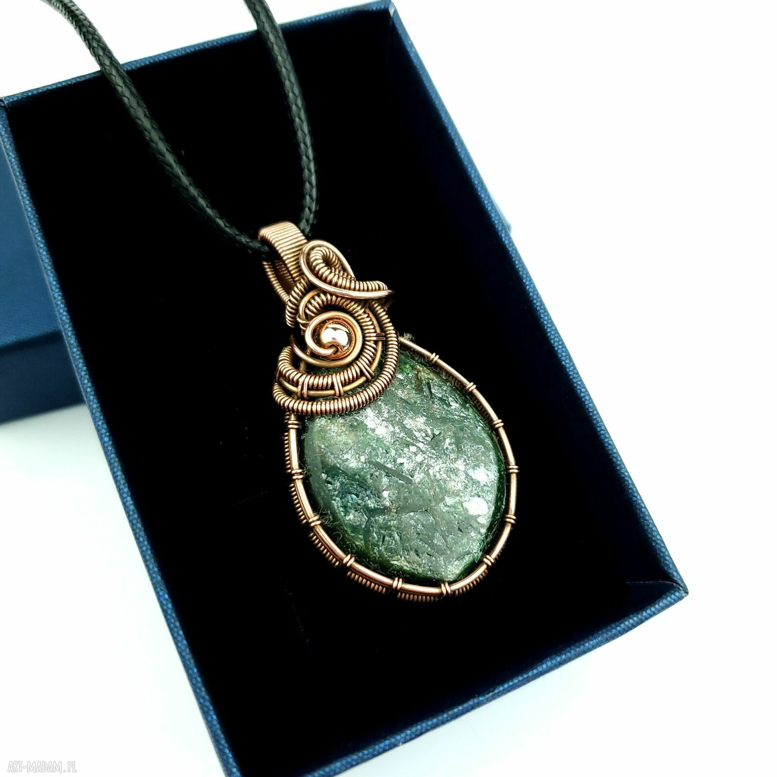 Ręcznie robiony wisiorek ze szmaragdem w miedzi (wire wrapping)