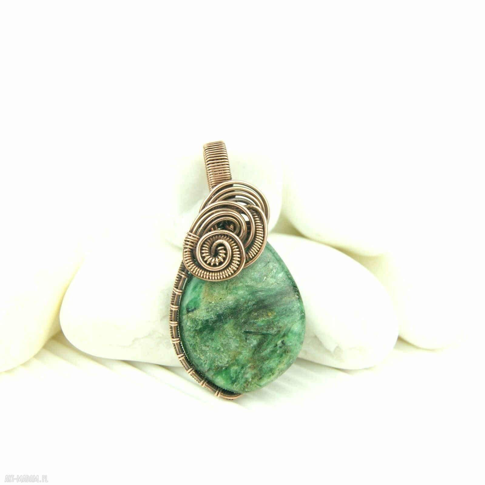 Wisiorek ze szmaragdem - ręcznie wykonany wire wrapping z miedzianego drutu