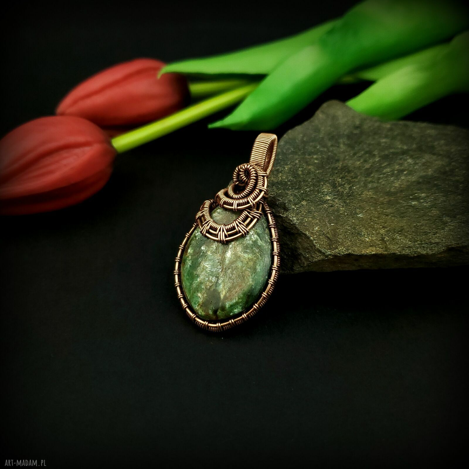 Wisiorek ze szmaragdem wire wrapping - spokój i piękno w miedzianej oprawie