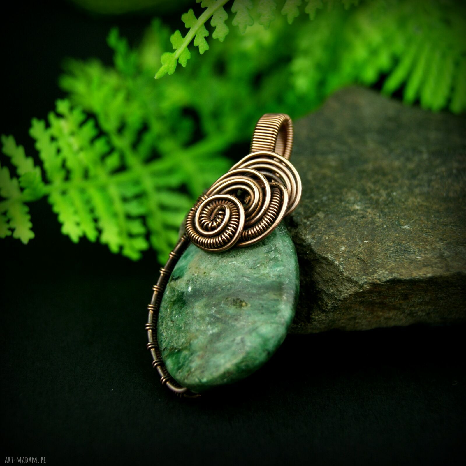 Wisiorek ze szmaragdem - ręcznie wykonany wire wrapping z miedzianego drutu