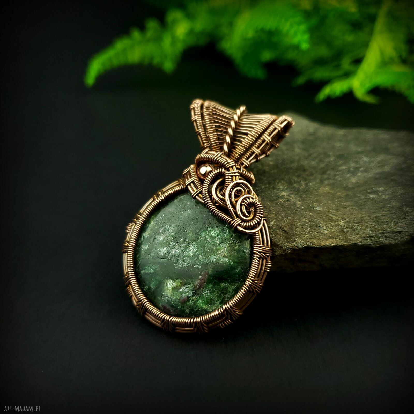Wisiorek ze szmaragdem - duży wisior wire wrapping z miedzi i hematytem