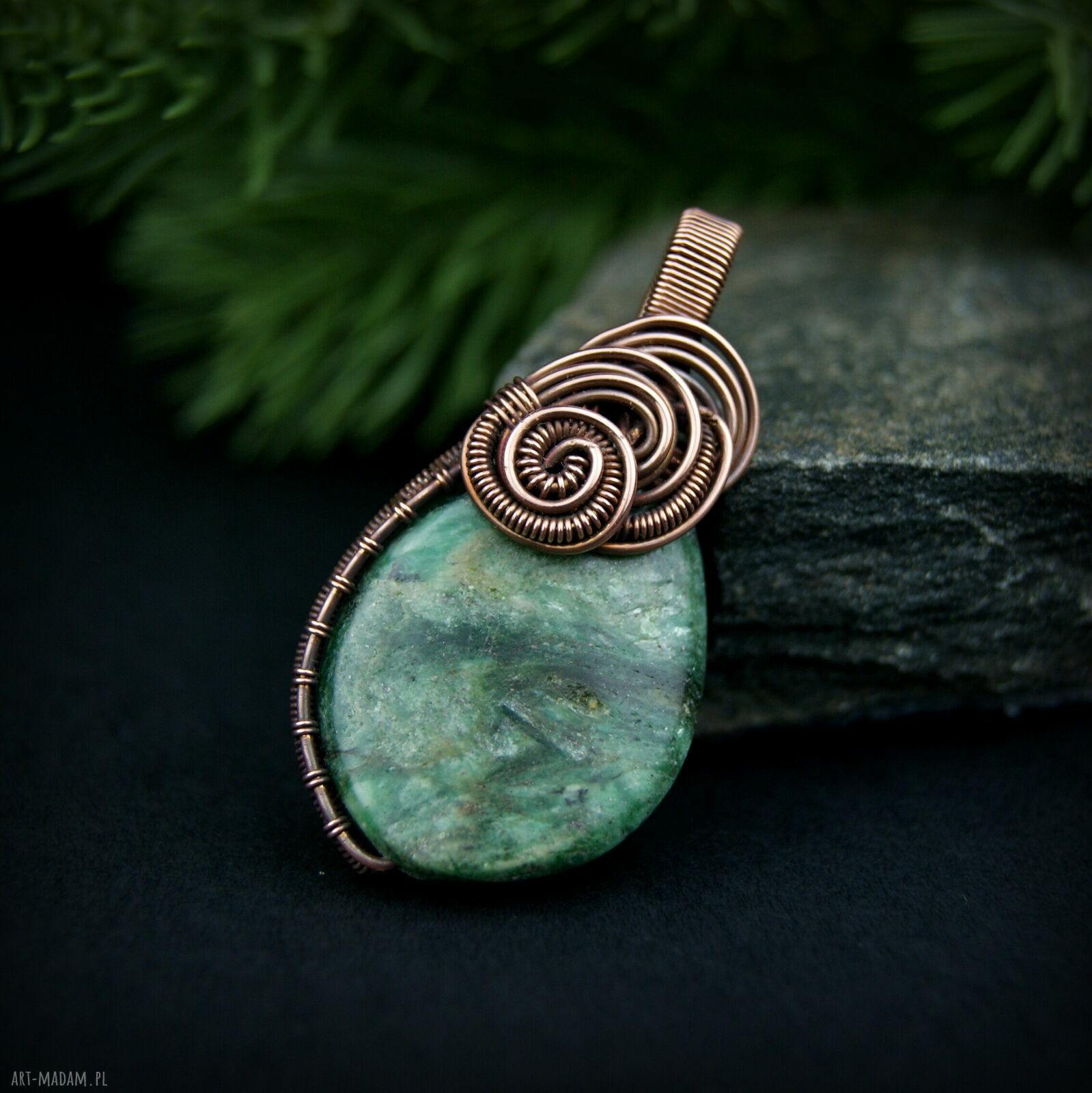 Wisiorek ze szmaragdem - ręcznie wykonany wire wrapping z miedzianego drutu