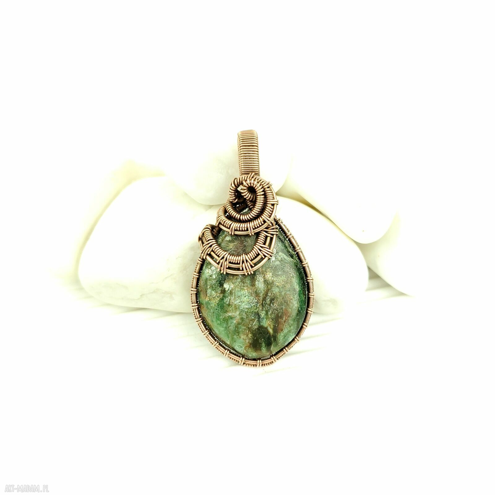 Wisiorek ze szmaragdem wire wrapping - spokój i piękno w miedzianej oprawie