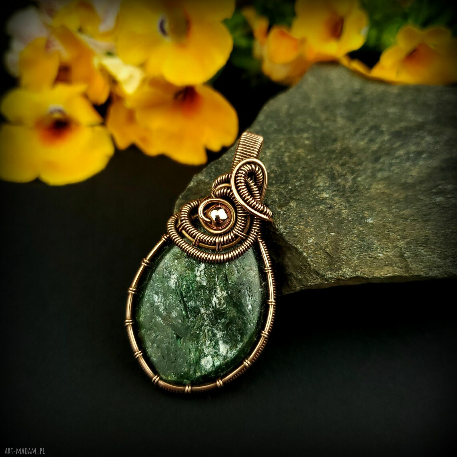 Ręcznie robiony wisiorek ze szmaragdem w miedzi (wire wrapping)
